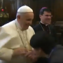 訪問者との接触を避ける失礼なカトリックローマ法王